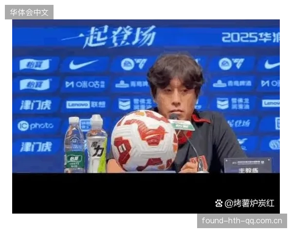因伤下场的核心球员出现在球队会议室，参与战术讨论